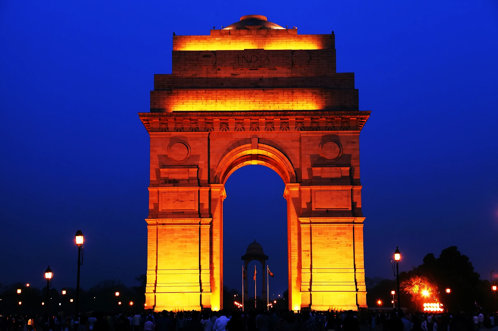 La Puerta de la India en Nueva Delhi, iluminada al anochecer