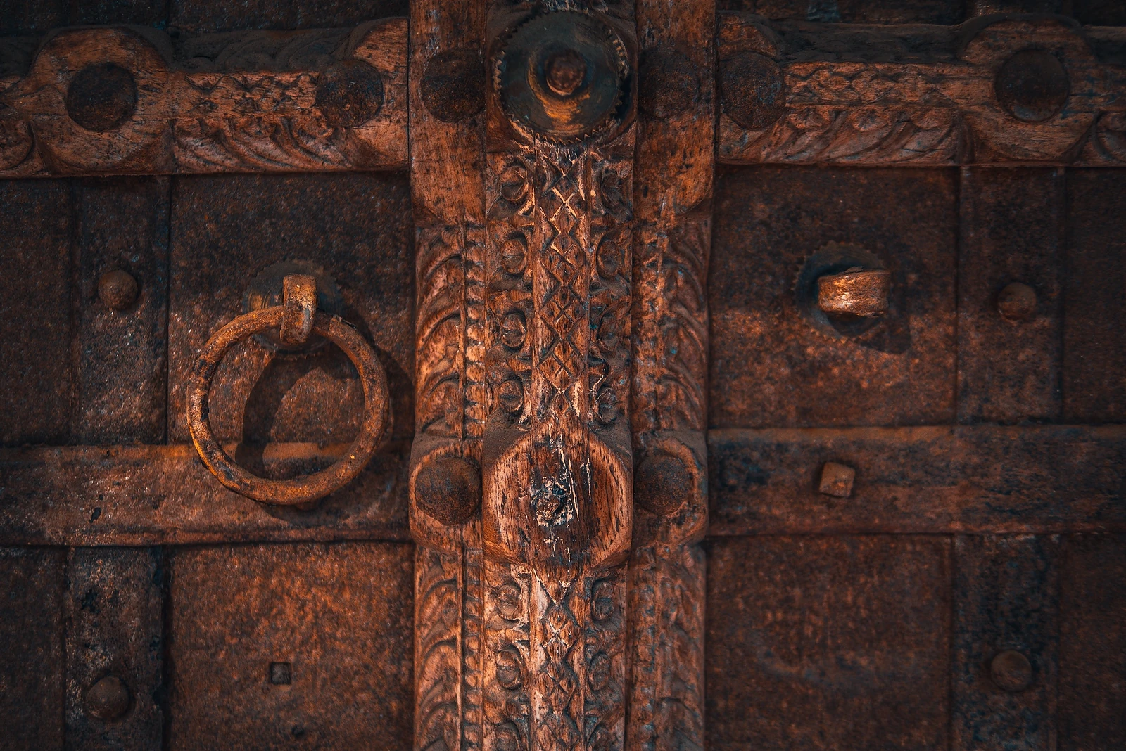 Une porte en bois sculpté au Kerala