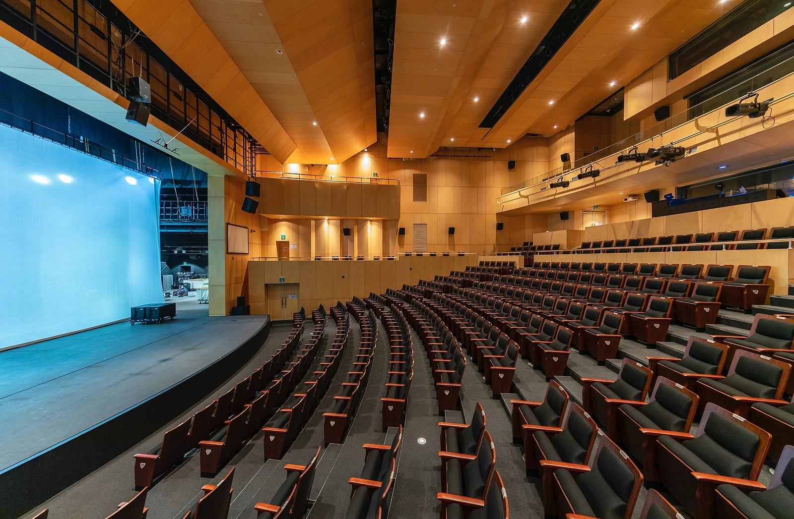 Auditorium de congrès vide, avec une scène et des rangées de sièges